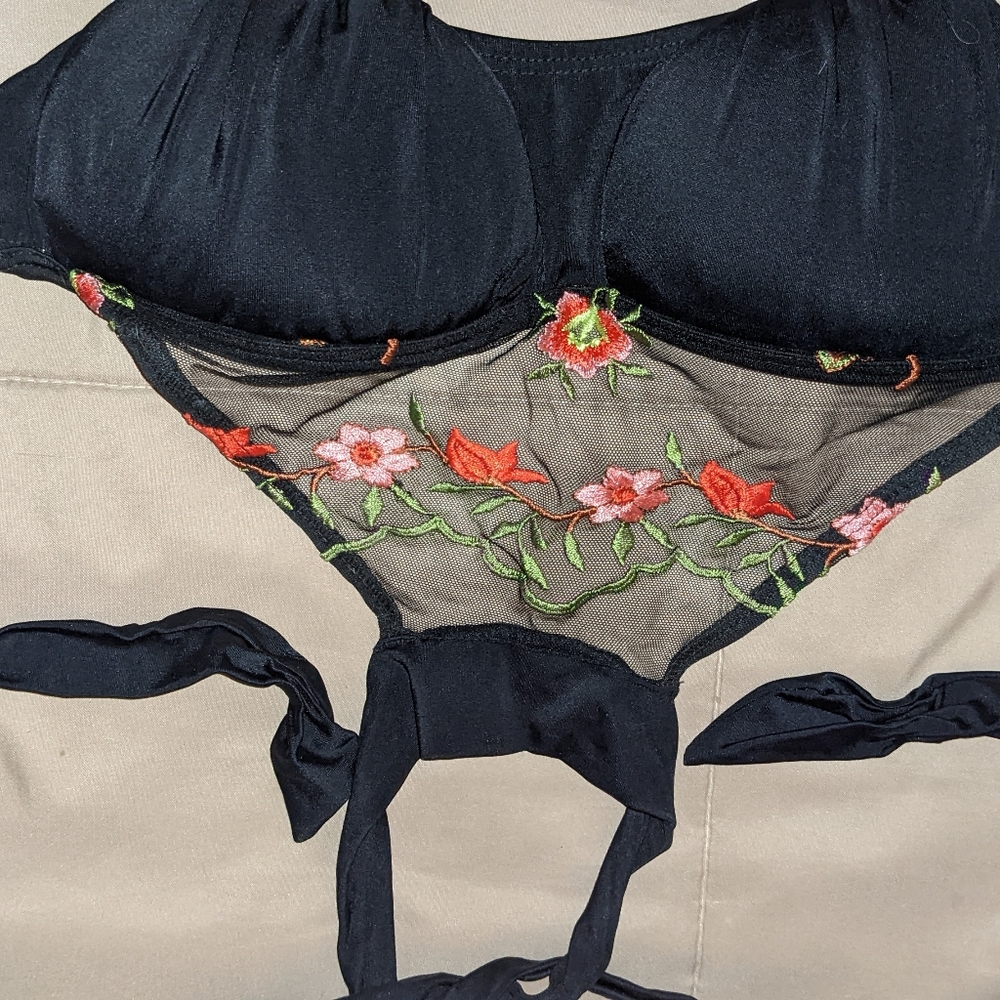 Gorgeous Bikini With 2 Separate Matching Bottoms. - image 3